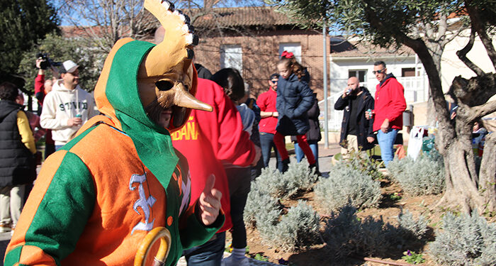 La botarga de Iriépal de verde esparto y anaranjada, sale a la calle tras un siglo desaparecida