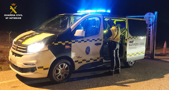 La Guardia Civil de Cuenca investiga al cuidador de un hombre de 82 años de Villar de Cañas por extraer de su cuenta más de 2400 euros 1 La Guardia Civil de Guadalajara intercepta, en dos días, a dos camioneros que conducían (muy) pasados de copas en la A-2