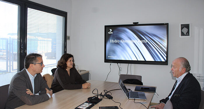 La presidenta de CEOE-Cepyme Guadalajara visita la empresa Hydro Aluminium en Azuqueca de Henares