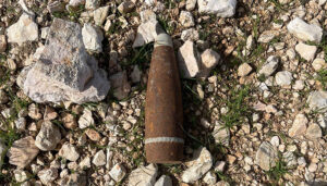 Localizado por un agricultor en Jadraque un proyectil de artillería de la Guerra Civil con su carga intacta