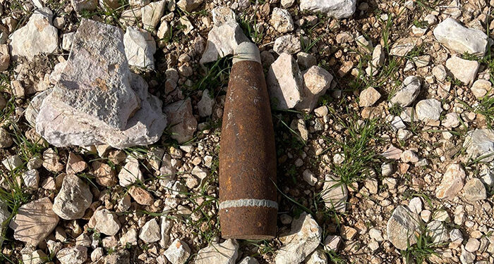 Localizado por un agricultor en Jadraque un proyectil de artillería de la Guerra Civil con su carga intacta