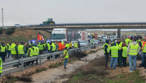 Los agricultores cortan la A-3 en Tarancón y Castillo de Garcimuñoz