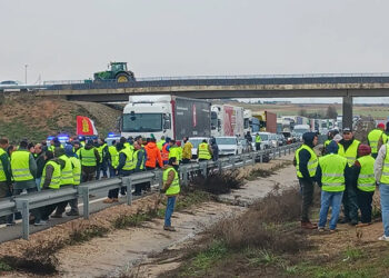 Los agricultores cortan la A-3 en Tarancón y Castillo de Garcimuñoz