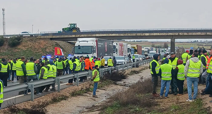 Los agricultores cortan la A-3 en Tarancón y Castillo de Garcimuñoz