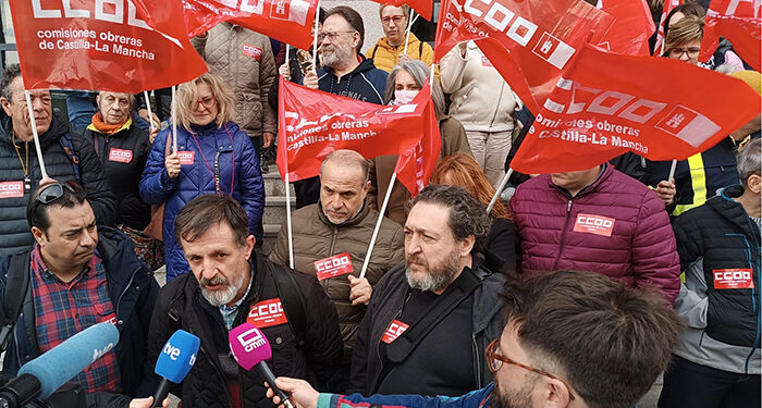 Los representantes del cuerpo de agentes medioambientales de CCOO-CLM encerrados durante 24 horas en Función Pública advierten de que mantendrán la movilización 1 Los representantes del cuerpo de agentes medioambientales de CCOO-CLM encerrados durante 24 horas en Función Pública advierten de que mantendrán la movilización