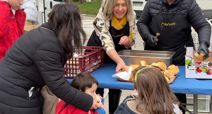 Más de 2.000 chorizos se repartieron este Jueves Lardero en La Concordia