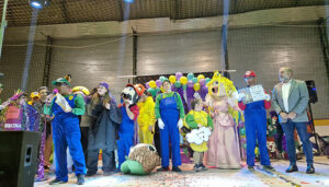 El desfile de Carnaval inunda las calles de Cuenca de colores, alegría y baile superando el millar de participantes 2 Reconocimiento especial
