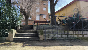 Reemplazados 150 metros de vallados en zonas verdes y peatonales de Cabanillas