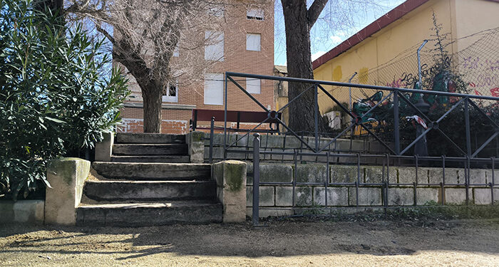 Reemplazados 150 metros de vallados en zonas verdes y peatonales de Cabanillas 1 Reemplazados 150 metros de vallados en zonas verdes y peatonales de Cabanillas