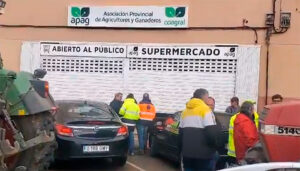 Un grupo de manifestantes obliga a cerrar la sede de APAG en Molina de Aragón