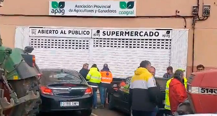 Un grupo de manifestantes obliga a cerrar la sede de APAG en Molina de Aragón 1 Un grupo de manifestantes obliga a cerrar la sede de APAG en Molina de Aragón