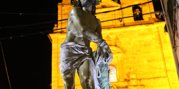 La lluvia permite salir a la procesión del Silencio en Almonacid de Zorita 1 0X0A9045