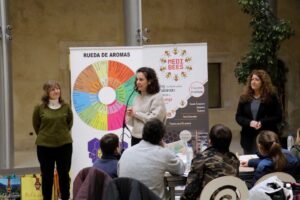 Éxito de público y ventas, pese a lluvia y nieve en la tarde del sábado, en una Feria que pone la Apicultura en candelero 