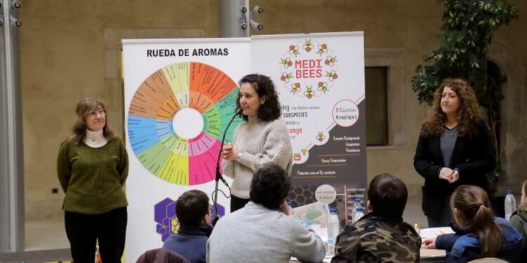 Éxito de público y ventas, pese a lluvia y nieve en la tarde del sábado, en una Feria que pone la Apicultura en candelero