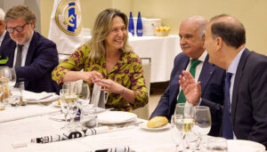 Ana Guarinos acompaña el 70 aniversario de la Peña Madridista de Guadalajara