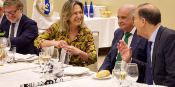 Ana Guarinos acompaña el 70 aniversario de la Peña Madridista de Guadalajara
