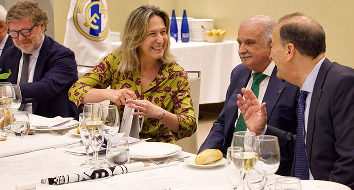 Ana Guarinos acompaña el 70 aniversario de la Peña Madridista de Guadalajara