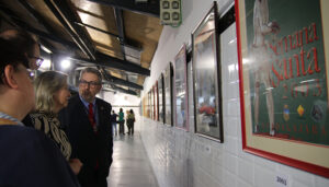 Casi medio siglo de la cartelería de Semana Santa de Guadalajara en una exposición en el Mercado de Abastos