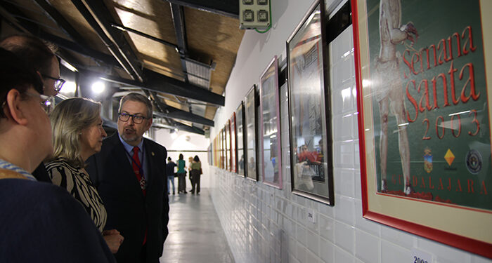 Casi medio siglo de la cartelería de Semana Santa de Guadalajara en una exposición en el Mercado de Abastos