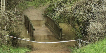 Cerrados los accesos al río Júcar en Cuenca tras el desembalse de agua de La Toba