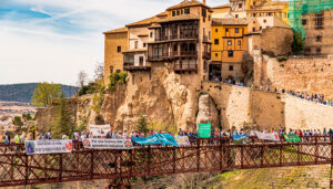 Cientos de personas participan en Cuenca en la cadena humana para reclamar mayor protección del agua ante la creciente contaminación por nitratos