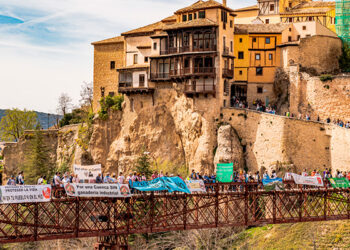 Cientos de personas participan en Cuenca en la cadena humana para reclamar mayor protección del agua ante la creciente contaminación por nitratos