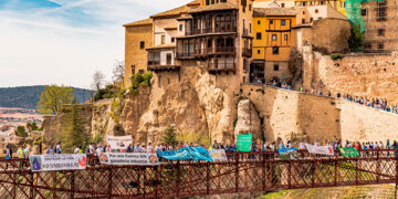 Cientos de personas participan en Cuenca en la cadena humana para reclamar mayor protección del agua ante la creciente contaminación por nitratos