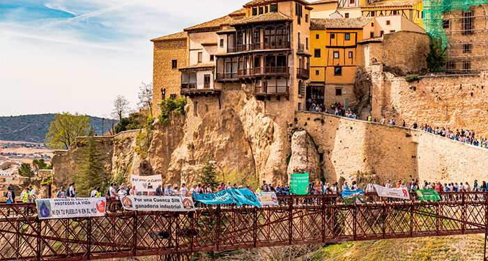 Cientos de personas participan en Cuenca en la cadena humana para reclamar mayor protección del agua ante la creciente contaminación por nitratos