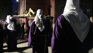 Solemne traslado del Cristo de la Expiración a hombros de los hermanos de La Pasión