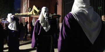 Solemne traslado del Cristo de la Expiración a hombros de los hermanos de La Pasión
