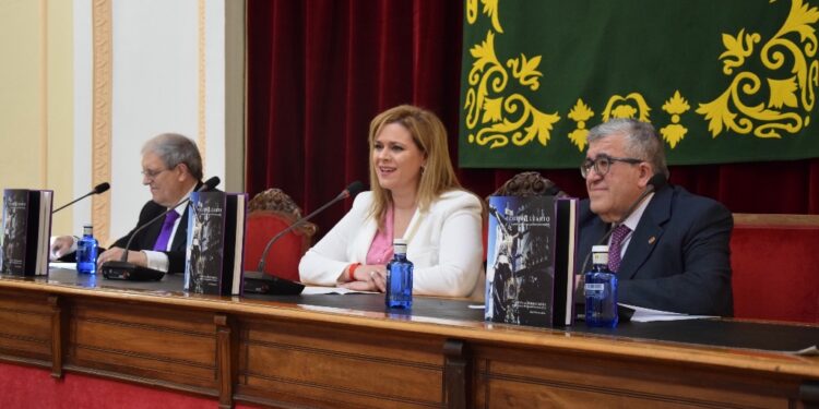 La Diputación acoge la presentación del libro ‘Cuencalvario’ con la visión de José Vicente Ávila sobre La Pasión conquense 1 La Diputación acoge la presentación del libro ‘Cuencalvario’ con la visión de José Vicente Ávila sobre La Pasión conquense