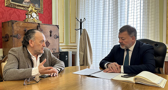 Dolz conoce la programación en la que trabaja el Colegio de Médicos de Cuenca para celebrar su 125 aniversario