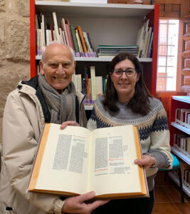 Donan a la Biblioteca Municipal de Huete del facsímil de compilación de leyes de Alonso Díaz de Montalvo