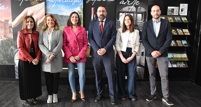 Dos personas atenderán a los visitantes en la Oficina de Turismo de la estación Fernando Zóbel 1 Dos personas atenderán a los visitantes en la Oficina de Turismo de la estación Fernando Zóbel