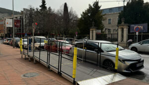 El Ayuntamiento de Cuenca instala plataformas para que las personas en silla de ruedas puedan ver los desfiles procesionales en Aguirre y Plaza de la Constitución