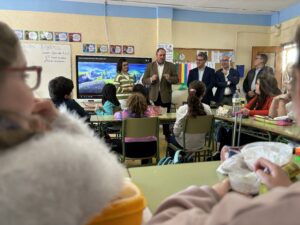 El Gobierno regional llevará este año los programas escolares de reparto de leche y fruta a más de 500 centros educativos y 90.000 escolares