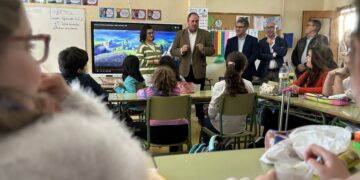 El Gobierno regional llevará este año los programas escolares de reparto de leche y fruta a más de 500 centros educativos y 90.000 escolares