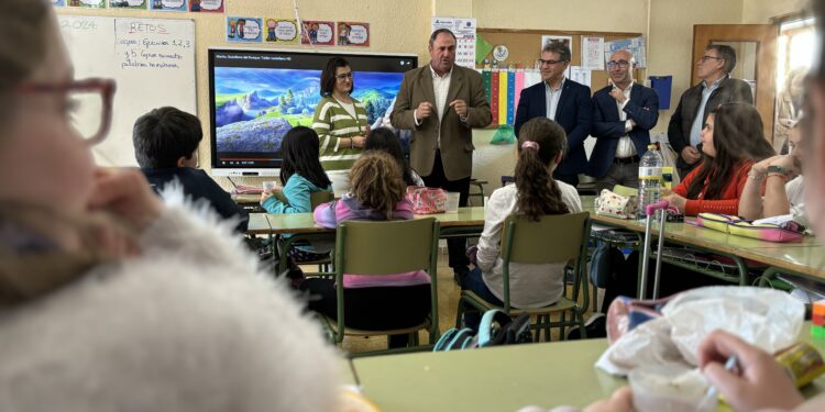 El Gobierno regional llevará este año los programas escolares de reparto de leche y fruta a más de 500 centros educativos y 90.000 escolares