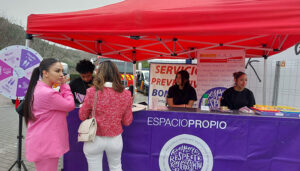 El Punto Violeta ubicado en el barrio del Castillo durante la celebración del Domingo de Ramos atrae la atención de las y los más jóvenes