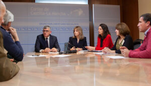 El grupo parlamentario socialista recibe a los afectados por los impagos de Cereales Roldán y les muestra su apoyo