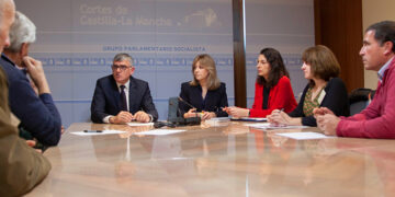 El grupo parlamentario socialista recibe a los afectados por los impagos de Cereales Roldán y les muestra su apoyo