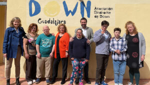 Escudero conoce in situ la labor y servicios de Down Guadalajara, que cuenta con 55 familias asociadas