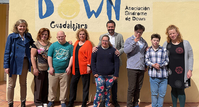 Escudero conoce in situ la labor y servicios de Down Guadalajara, que cuenta con 55 familias asociadas