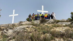 Instaladas las tres cruces en el Cerro de la Majestad de Cuenca la Semana Santa, a punto de comenzar
