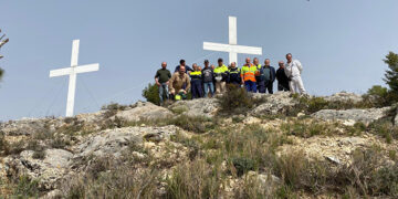 Instaladas las tres cruces en el Cerro de la Majestad de Cuenca la Semana Santa, a punto de comenzar