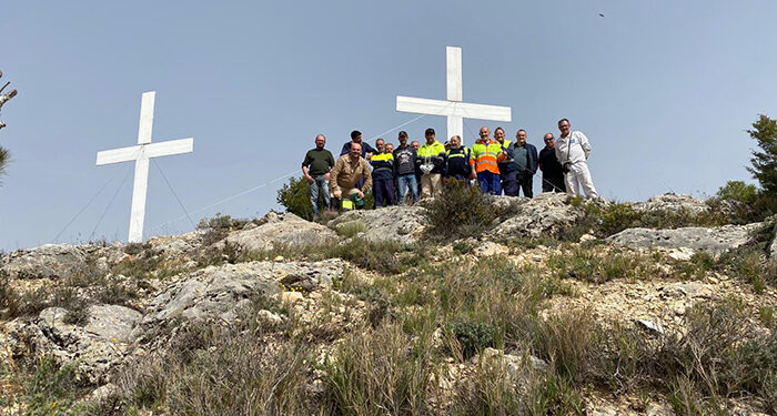 Instaladas las tres cruces en el Cerro de la Majestad de Cuenca: la Semana Santa, a punto de comenzar 1 Instaladas las tres cruces en el Cerro de la Majestad de Cuenca la Semana Santa, a punto de comenzar