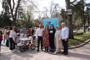 Jugando en familia en el parque de la Concordia para celebrar el Día del Padre