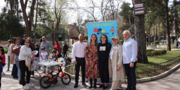 Jugando en familia en el parque de la Concordia para celebrar el Día del Padre
