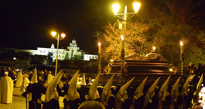 La procesión de El Entierro hará el recorrido corto por la amenza de lluvia 1 La Diputación de Cuenca cumple con la tradición participando este Viernes Santo en la procesión del Santo Entierro de la capital