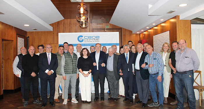 La Junta Directiva de CEOE-Cepyme Guadalajara homenajea a Mariano Pareja